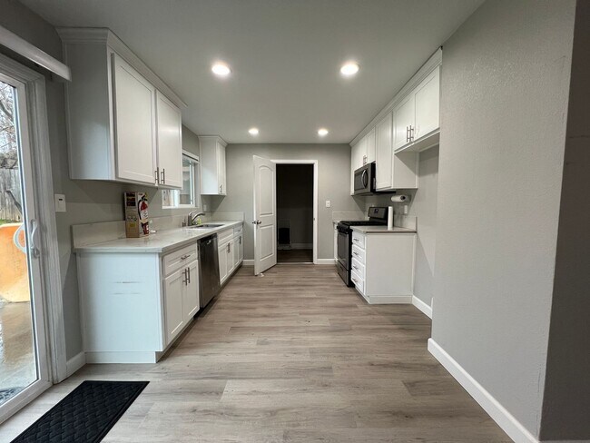 Foto del edificio - Lovely updated home with large backyard, close to Fair Oaks schools!