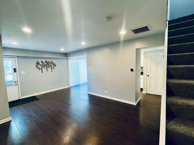 Building Photo - 613 Academy Ct