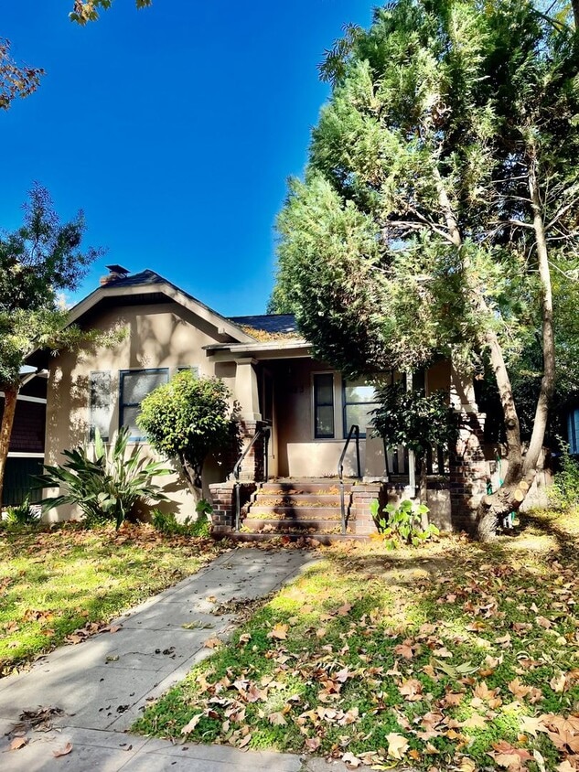Photo - 2423 D St (Sacramento, CA)