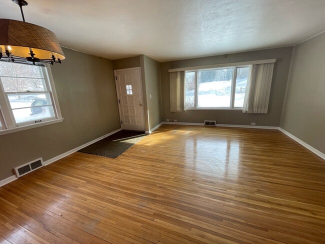 Foto del edificio - 702 W Bancroft Ave