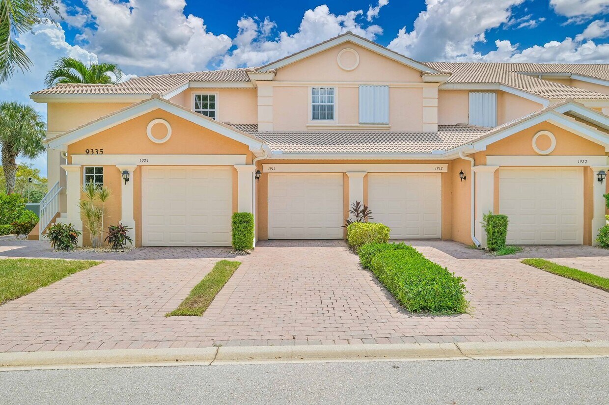 Foto principal - ~ Waterfront Condo with Garage! ~ High End...