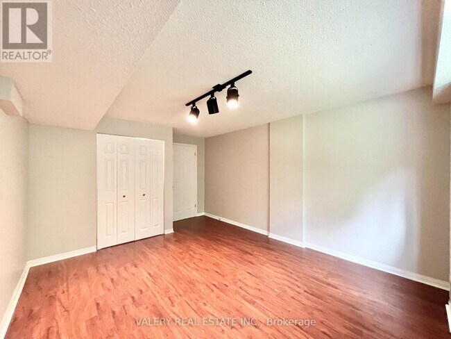 Photo du bâtiment - 66 Bonacres Ave