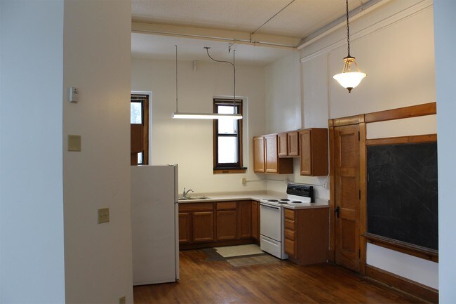 Building Photo - 510 N 40th Ave W