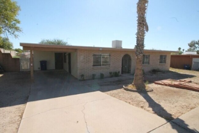 Building Photo - Spacious 4bd/2ba Featuring Central A/C and Large Private Yard