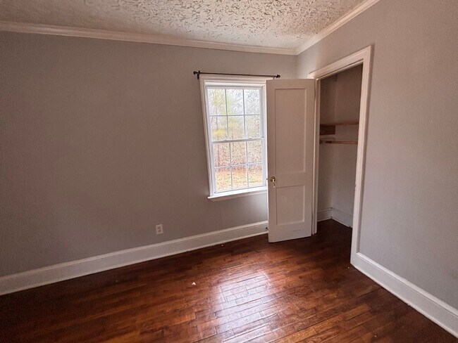 Foto del edificio - 1561 Pleasant Valley Rd SE