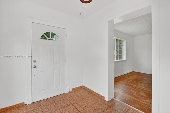 Foto del edificio - 321 NE 169th St