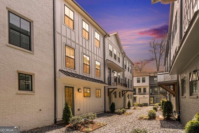 Foto del edificio - 157 Chestnut Cir