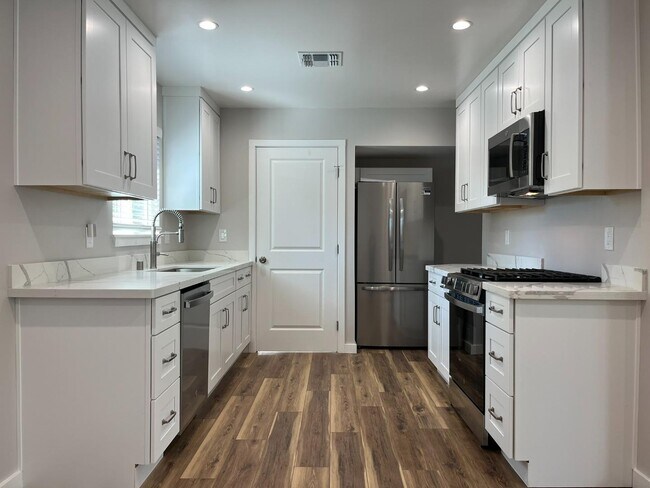 Foto del edificio - 12 Greenwood Ln