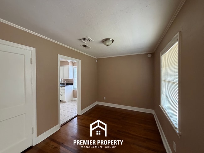 Foto del edificio - Charming 2BR/1BA Near Berclair | Hardwood Floors & Large Fenced Backyard