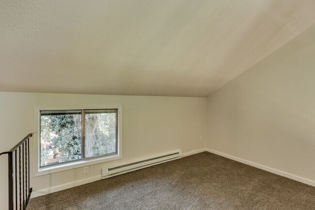 Foto del edificio - Crestline Triplex