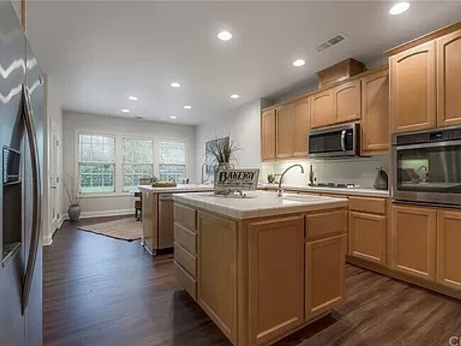 Foto del edificio - This fabulous 3bd/2ba plus office home sits on a large lot!