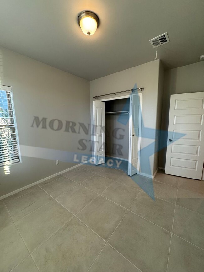 Building Photo - Newer home in desirable Metro area!