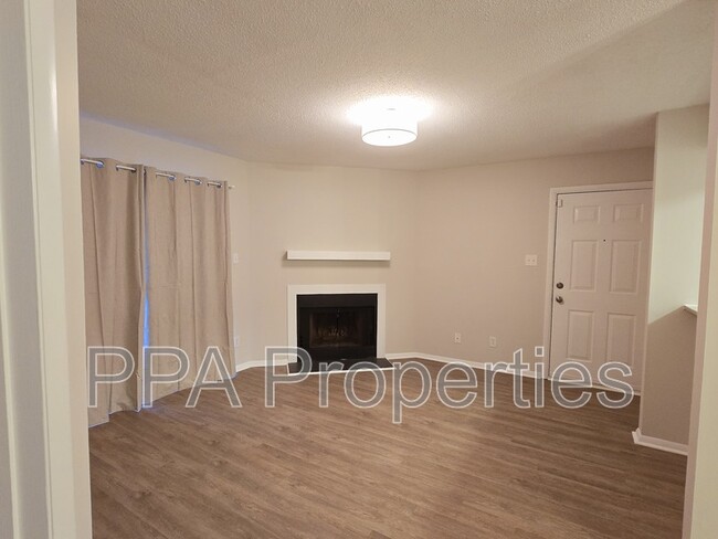 Foto del edificio - 3704 Chimney Ridge Pl