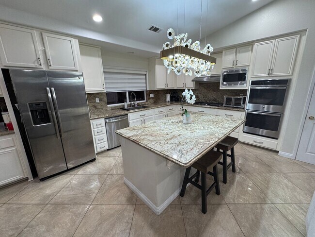 Building Photo - Beautiful 5 Bedroom Home
