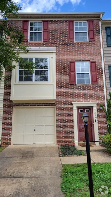Building Photo - 206 Regina Ln