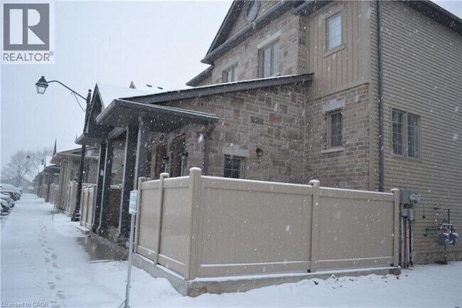 Photo du bâtiment - 388 Old Huron Rd