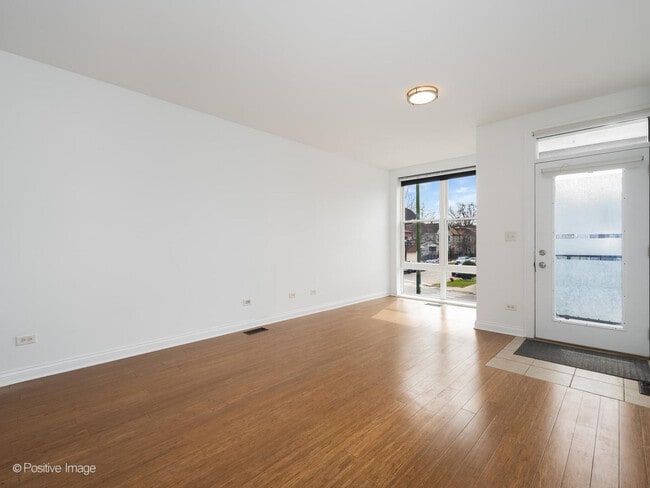 Foto del edificio - 3502 W Diversey Ave