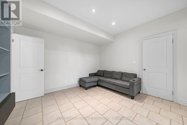 Building Photo - 106 Nipigon Ave