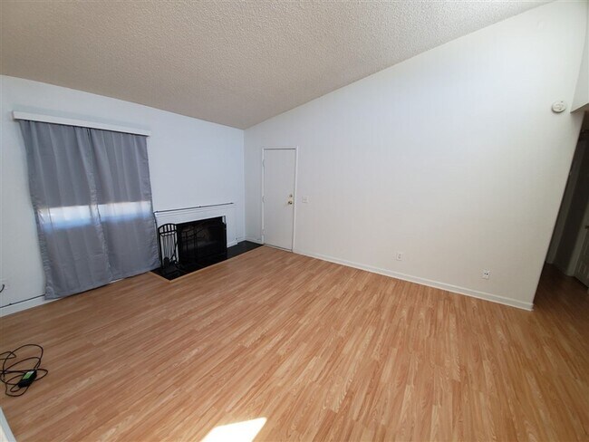 Foto del edificio - Bright Conveniently Located Condo in North...