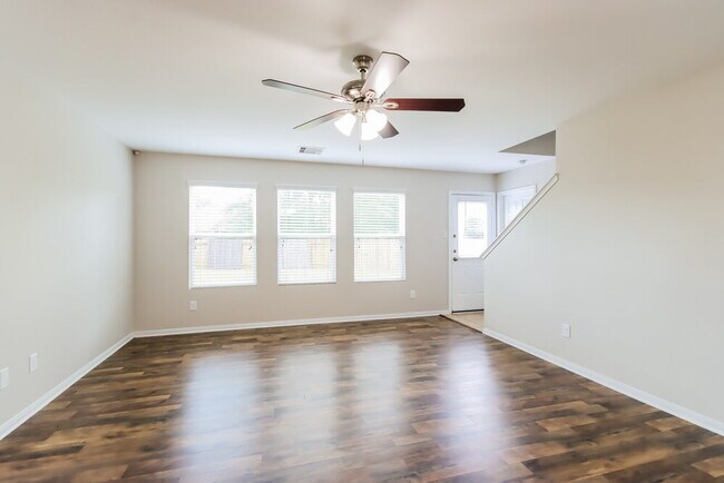 Foto del edificio - 16779 Warbler Dr