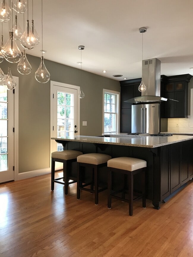 Foto del edificio - Two bed one bath in prime Park Hill location.