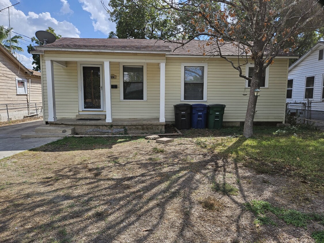 Primary Photo - Nice 3/2 house with two living areas.