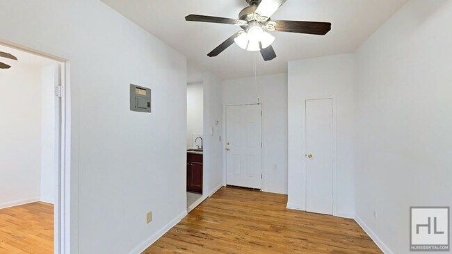Foto del edificio - PROSPECT PLACE / Renovated 1-Bedroom Apart...