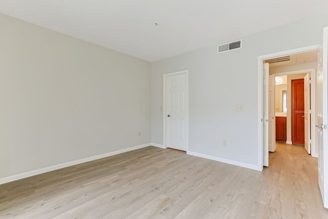 Building Photo - Remodeled Luxury One Bedroom Condo  Cross ...