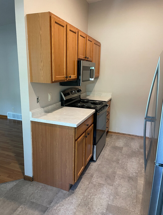 Kitchen with new appliances - 402 Estate Ln