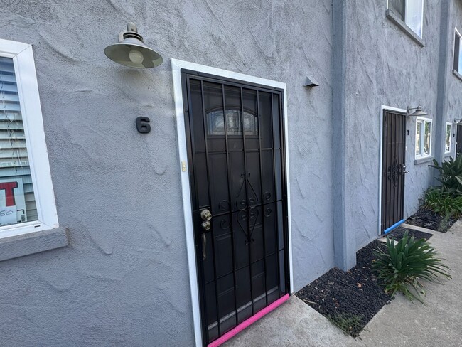 Building Photo - 2 Bedroom Townhome Remodeled