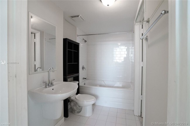Building Photo - 1 br, 1 bath  - 690 SW 1st Ct Apt 2042