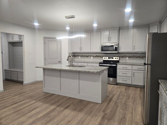 Foto del edificio - Spacious 4/3/2 Home with Modern Finishes and Great Location