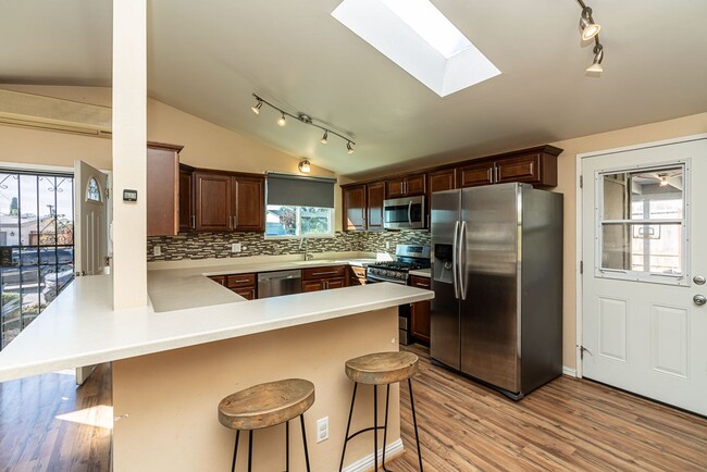 Building Photo - STUNNING SERRA MESA HOME , PET FRIENDLY , ...