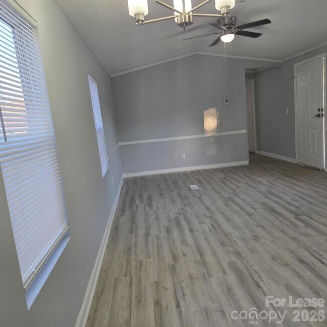 Foto del edificio - 825 Mountain Crest Dr