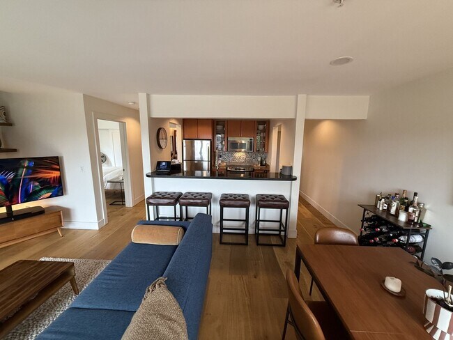 Foto del edificio - Charming and Rare 2BR/2BA/2Garage Parking ...