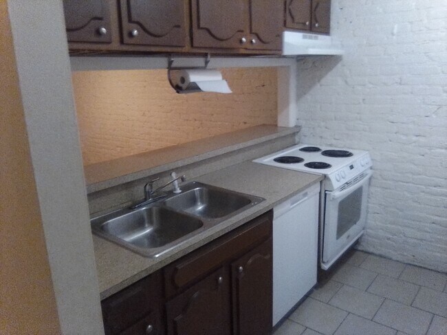 kitchen - 675 Wooddale Blvd