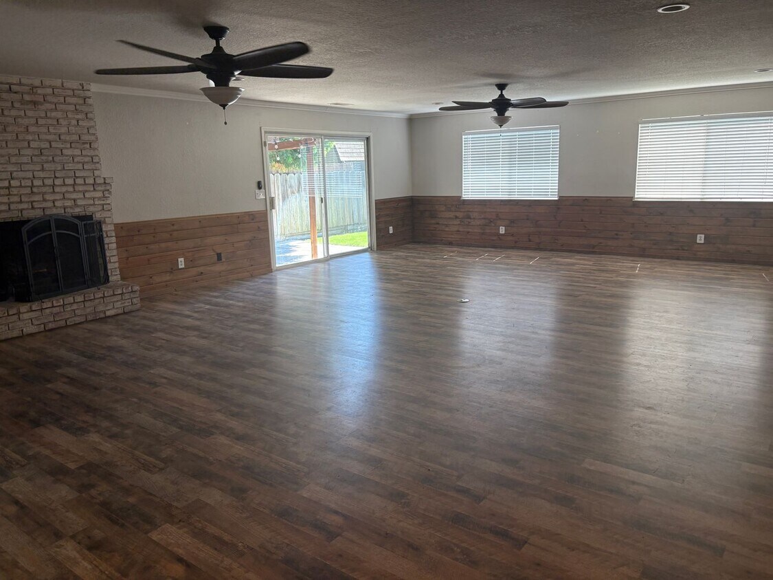 Foto del edificio - Hilmar Home for rent 3 bed 2 bath