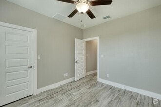 Building Photo - 438 Parkline Dr