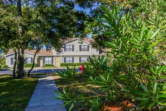 Building Photo - Pinewood Pointe