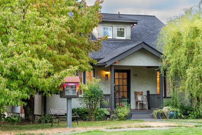 Building Photo - 5-Bed / 3-Bath Quaint & Modern Spacious Ta...
