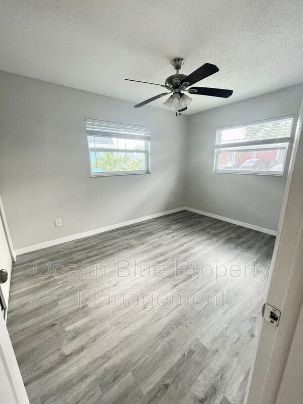 Building Photo - 327 S Fernwood Ave