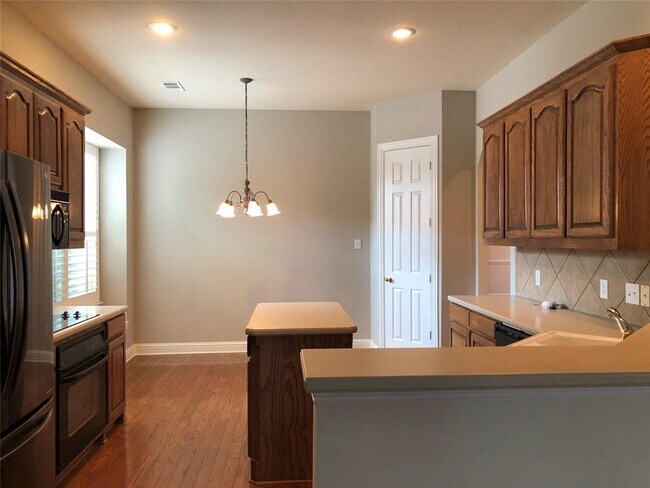 Foto del edificio - 8625 Stone Hollow Dr