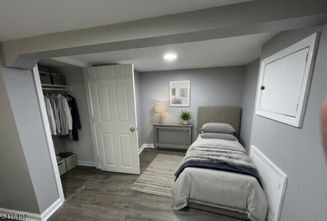 Foto del edificio - 136 Raritan Rd