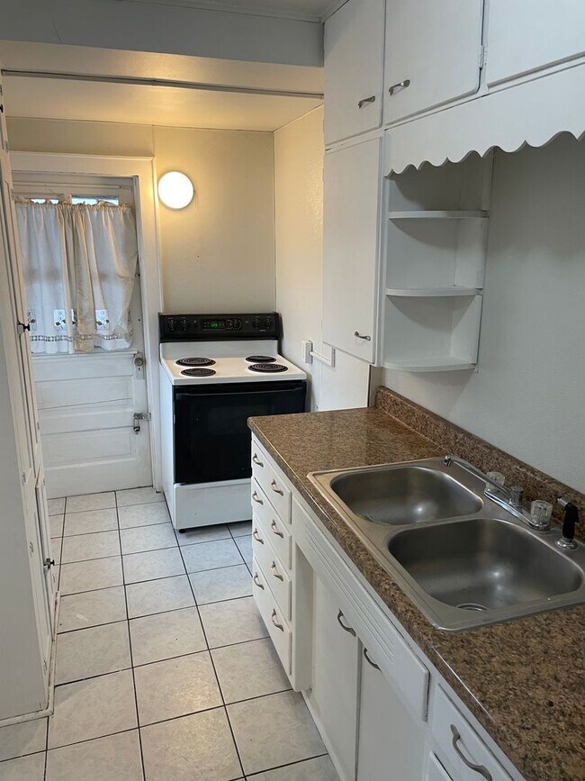 Foto del edificio - 1123 W 23rd St