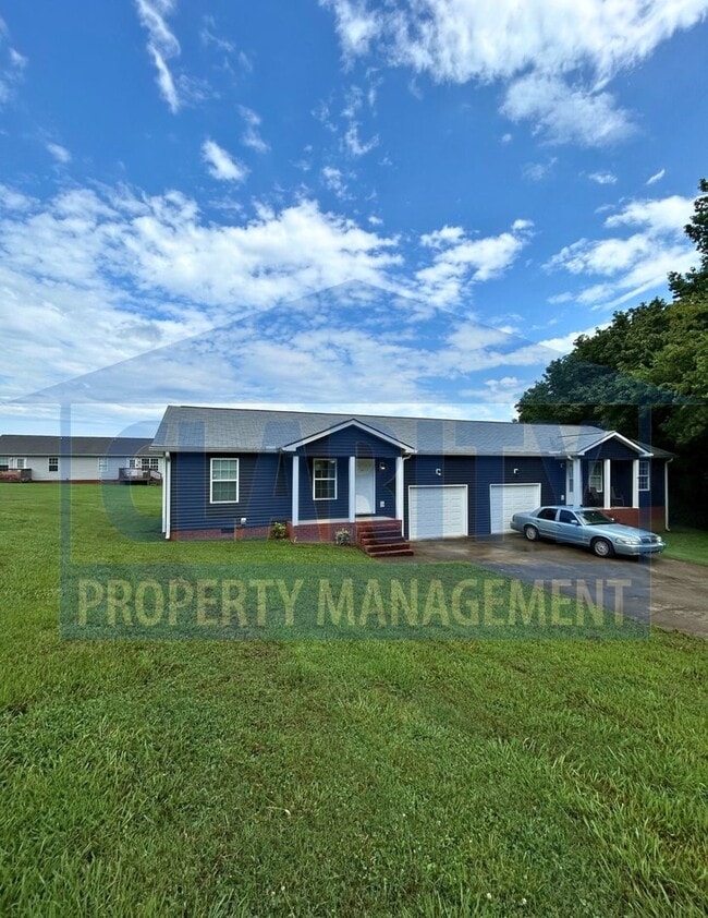 Foto del edificio - Two bedroom townhome w/garage!
