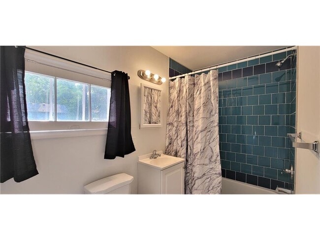 Foto del edificio - 2335 Hemlock Ln N