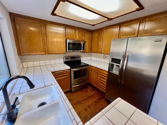 Building Photo - Beautiful 2B/1.5BA Condo w/ Patio & Washer...