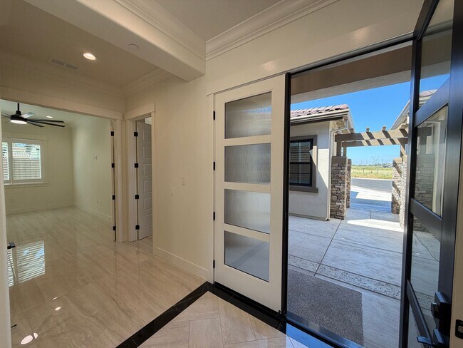 Foto del edificio - Rare Opportunity! Brand New Construction!