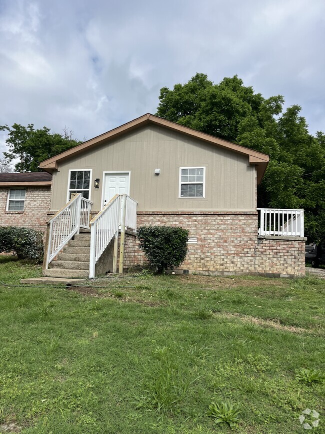 Building Photo - 2741 Jones Ave
