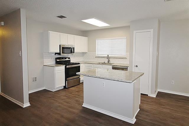 Foto del edificio - 300 Rosewood Ln